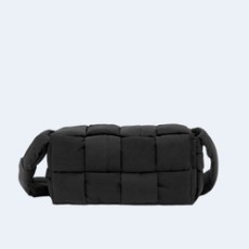 보테가 베네타 블랙 패디드 카세트백